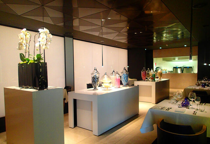 aa-qatar-airways-business-class-lounge-10