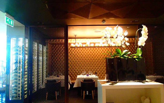 aa-qatar-airways-business-class-lounge-11