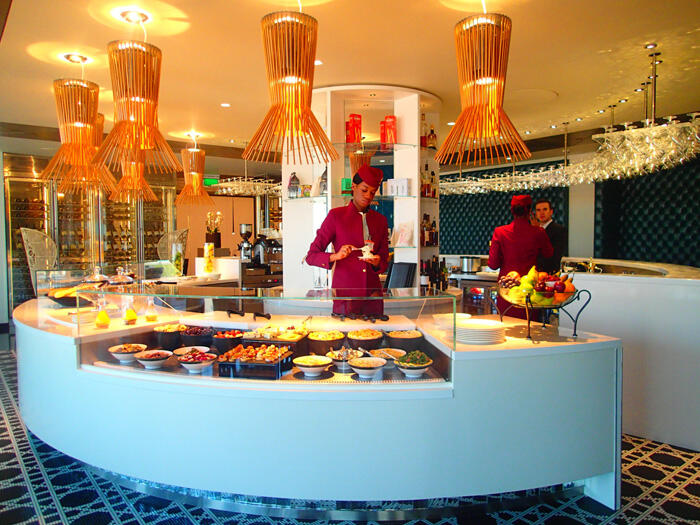 aa-qatar-airways-business-class-lounge-14