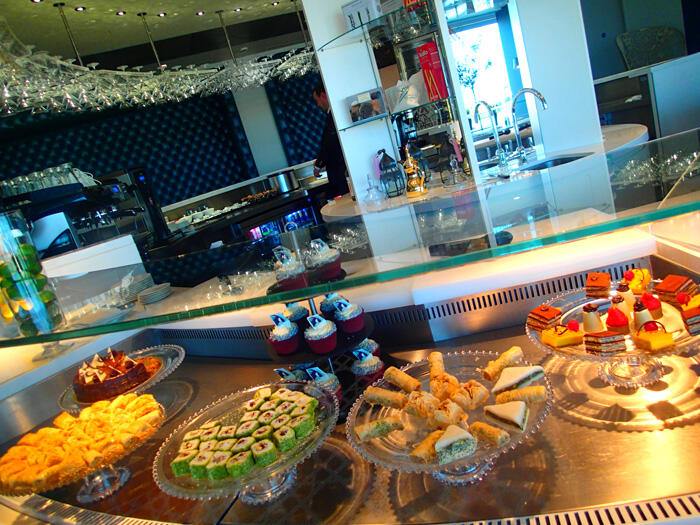 aa-qatar-airways-business-class-lounge-2