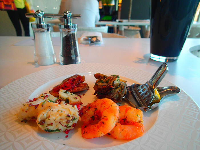 aa-qatar-airways-business-class-lounge-20