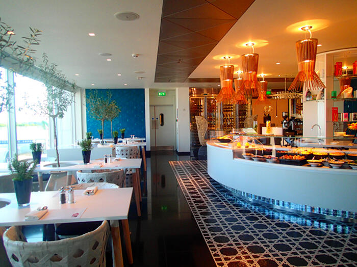 aa-qatar-airways-business-class-lounge-4